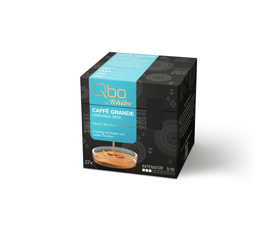 Schwarze Qbo by Tchibo Caffè Grande Kirinyaga Baya Kaffeekapselpackung mit blauem Etikett, 27 Kapseln, Intensität 3/10. Zeigt Kaffee in einer Tasse.