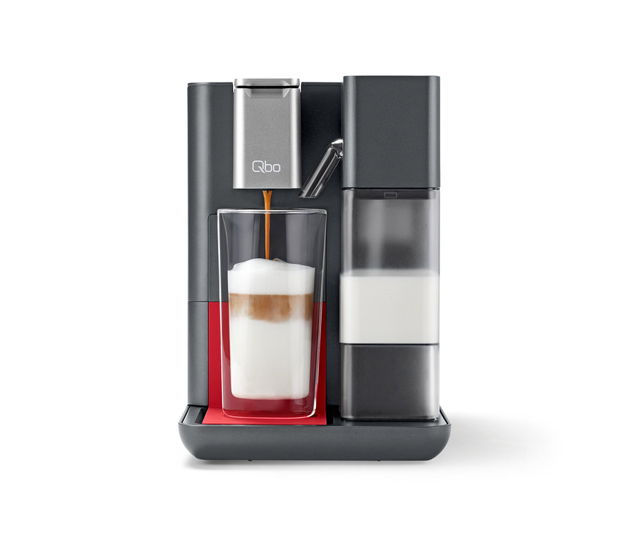 Kaffee wird aus der Qbo MILK MASTER Lipstick Red Kaffeemaschine in ein Glas gegossen.