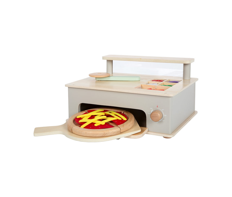 Holzspielzeug-Pizzeria mit Pizza auf einem Schieber.