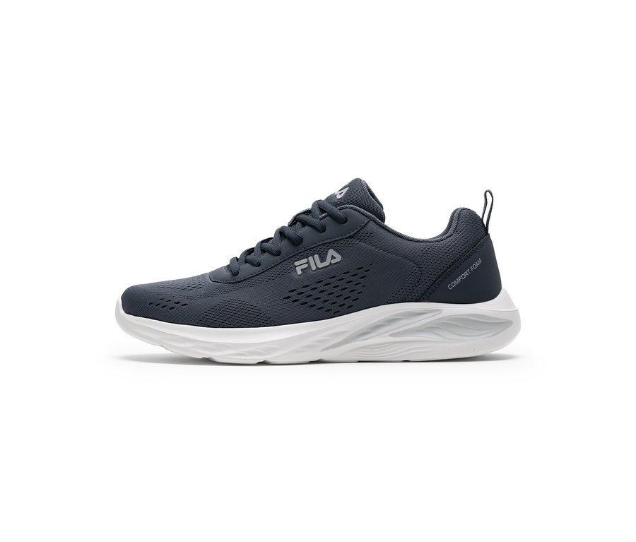 Dunkelgrauer Sportschuh mit weißer Sohle und Schnürsenkeln, Fila-Logo an der Seite, Aufschrift „Comfort Foam“ an der Ferse.