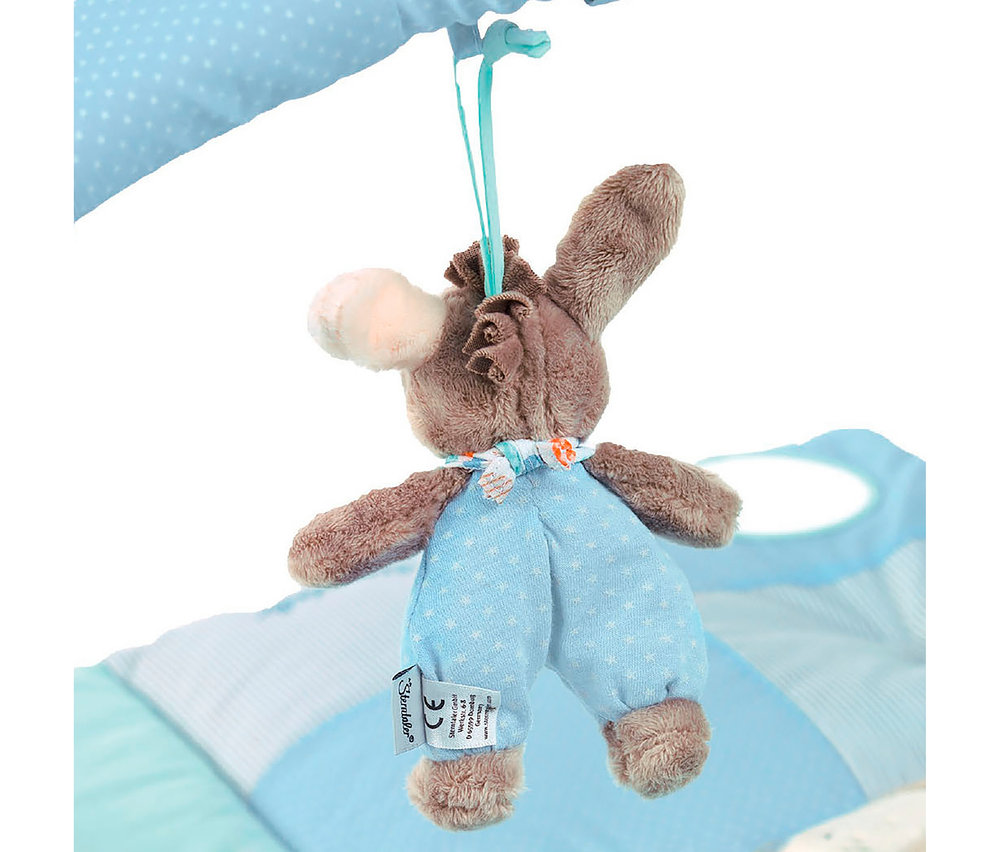 Braunes Plüsch-Eselchen mit rosa Nase, hellblauer Latzhose mit Sternen und Halstuch, hängt an einem blauen Band. Ein „Sterntaler“-Etikett ist am Bein sichtbar, vor blau-weißem Hintergrund.