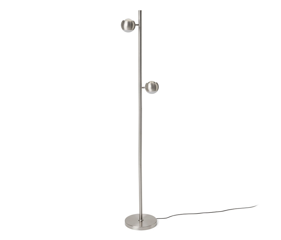 Silberne Stehlampe mit rundem Fuß und zwei kugelförmigen Leuchten an einem hohen Stab. Ein schwarzes Stromkabel liegt am Boden.