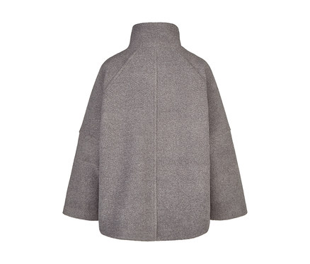 Rückansicht einer grauen Barbara Lebek Wolljacke mit Stehkragen und weiten Ärmeln.