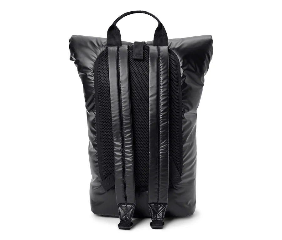 Schwarzer Roll-Top-Rucksack mit gepolsterten Netz-Schultergurten und einem Tragegriff oben, von hinten gezeigt.