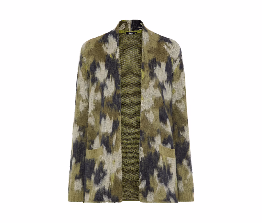 Offene Strickjacke mit Camouflage-Muster in Olivgrün, Schwarz und Beige, mit zwei Vordertaschen.