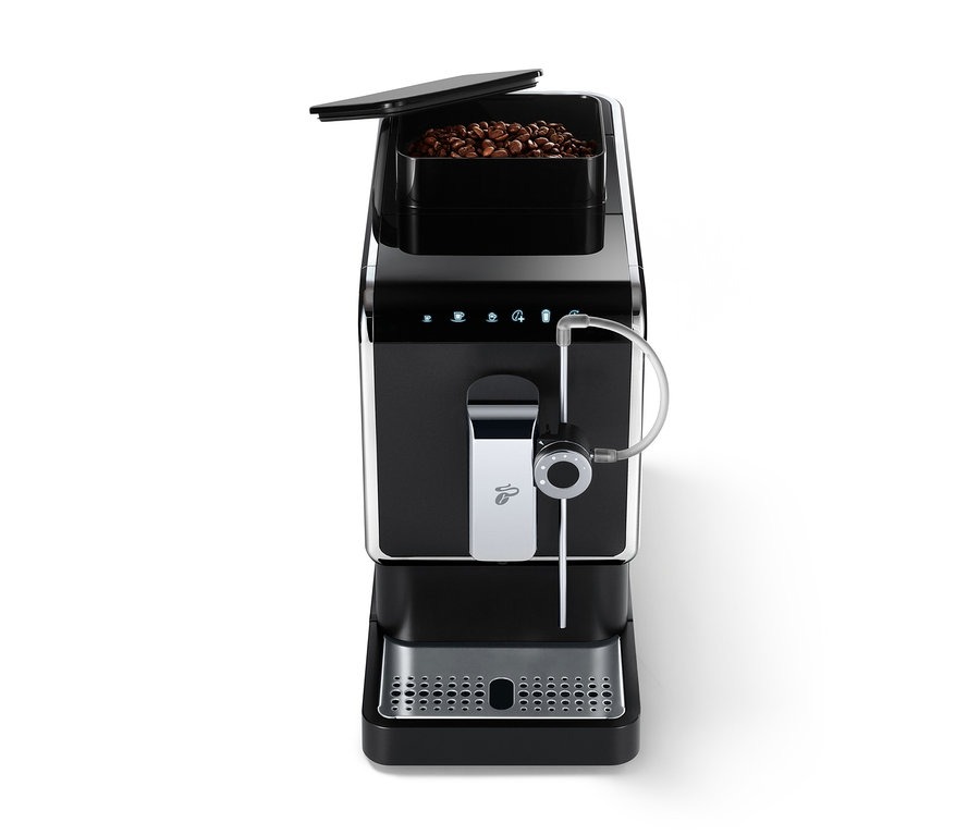 Ein anthrazitfarbener »Esperto Pro« Tchibo Kaffeevollautomat mit offenem Behälter für Kaffeebohnen.