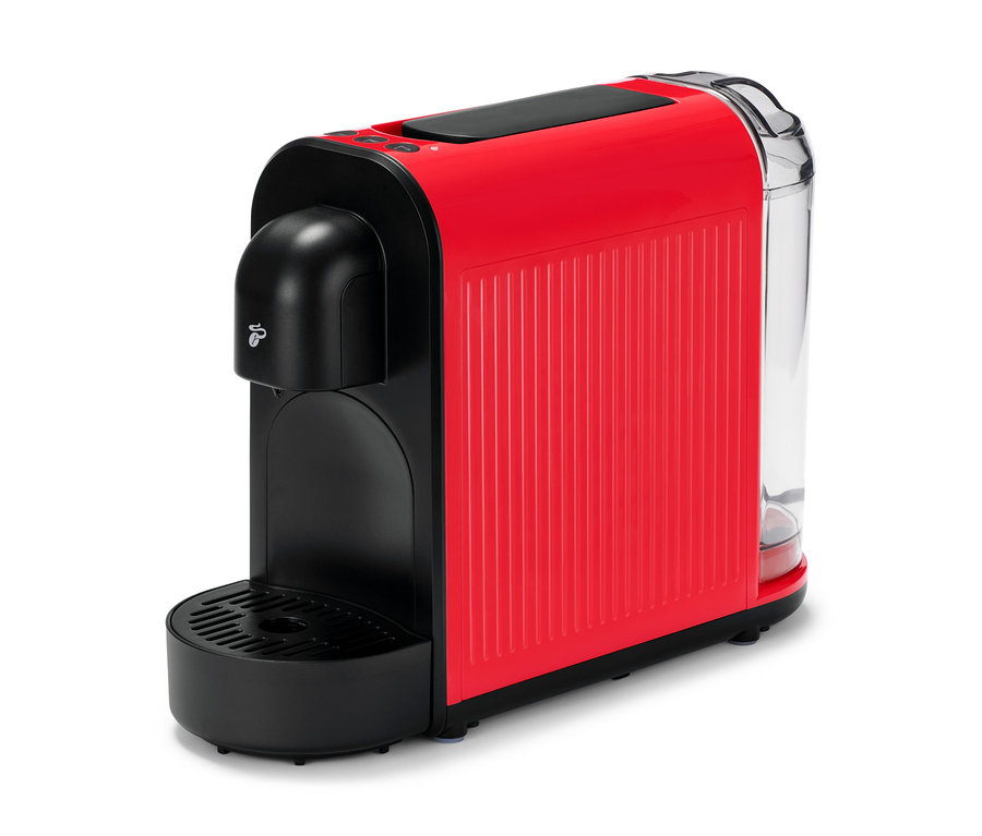 Die rote Cafissimo now red Kaffeemaschine steht auf einem weißen Untergrund.