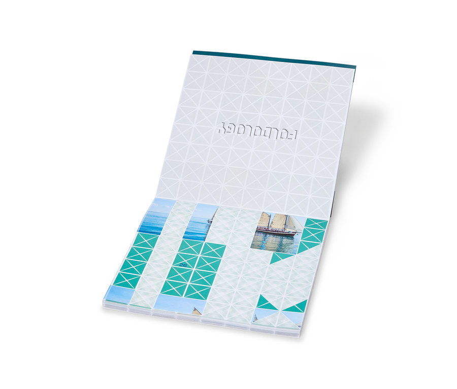 Das geöffnete Buch »Origami-Rätsel« liegt auf einem weißen Untergrund. Auf dem Buch sind verschiedene Bilder von Segelbooten zu sehen.