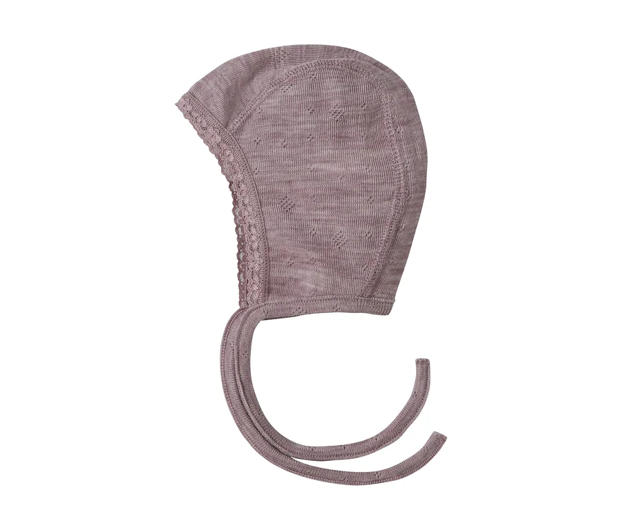 Rosafarbene NAME IT Baby-Merino-Mütze mit Strickmuster, Spitzenbesatz und Bindebändern.