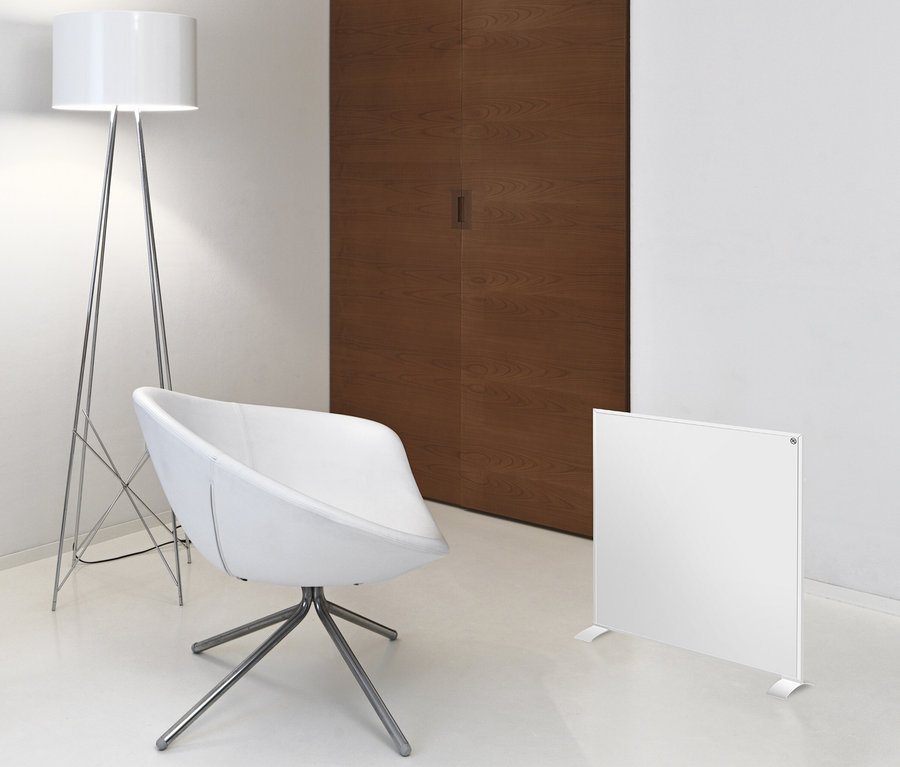 Ein modernes Zimmer mit einer weißen Stehlampe, einem weißen Sessel mit Chromfuß und einem weißen rechteckigen Paneelheizkörper auf weißem Boden, neben einer hölzernen Schiebetür.