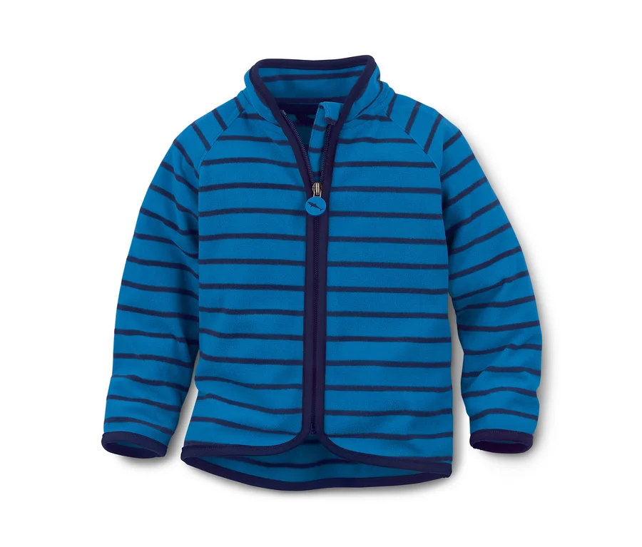 Eine blaue Microfleecejacke mit dunkelblauen horizontalen Streifen und einem Reißverschluss.