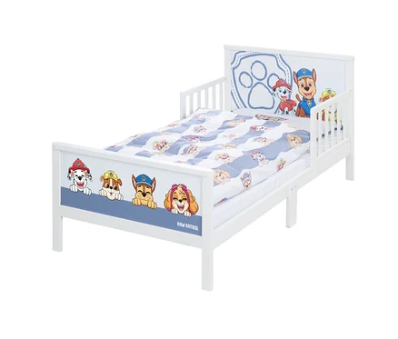 Weißes Kinderbett mit Paw Patrol Figuren auf Kopf- und Fußteil und blau-weiß gestreifter Bettwäsche.