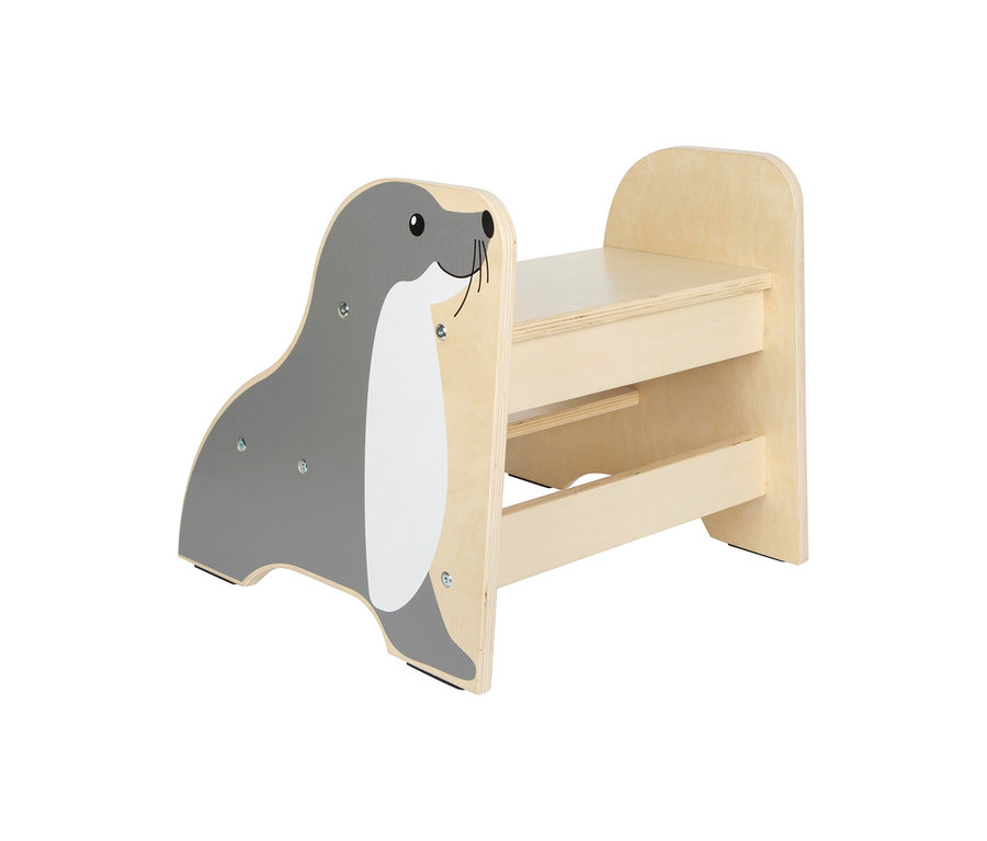 small foot Tritthocker Seehund »Wildlife«, ein hölzerner zweistufiger Hocker mit einer Seitenplatte in Form eines grau-weißen Seehunds.