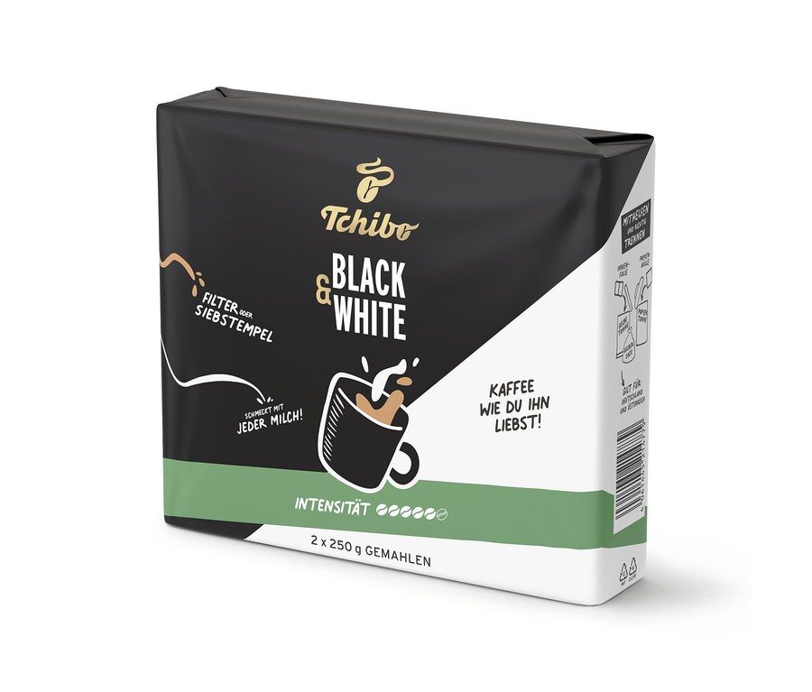 Schwarze und weiße Packung Tchibo BLACK & WHITE - 500 g Gemahlen Kaffee (2 x 250 g), mit grünem Streifen, einer Tasse Kaffee mit Milchschaum und Texten wie 'Filter oder Siebstempel'.