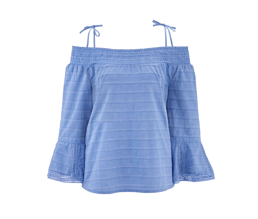 Eine blaue Offshoulder-Bluse mit Volantärmeln.