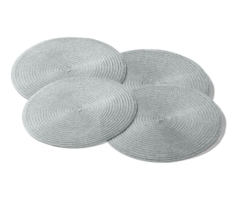 Vier silberne Platzsets.