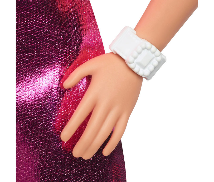 Nahaufnahme der Hand einer Puppe, die ein pinkfarbenes, paillettenbesetztes Kleid und eine weiße Armbanduhr trägt.