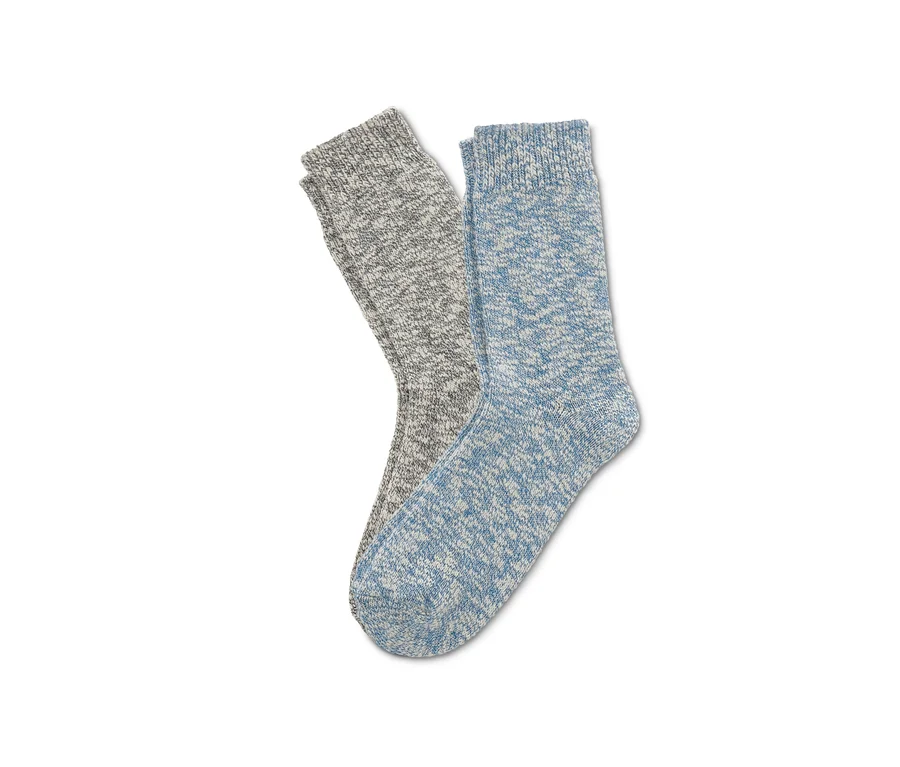 Zwei Paar Stricksocken, ein Paar grau und ein Paar blau.