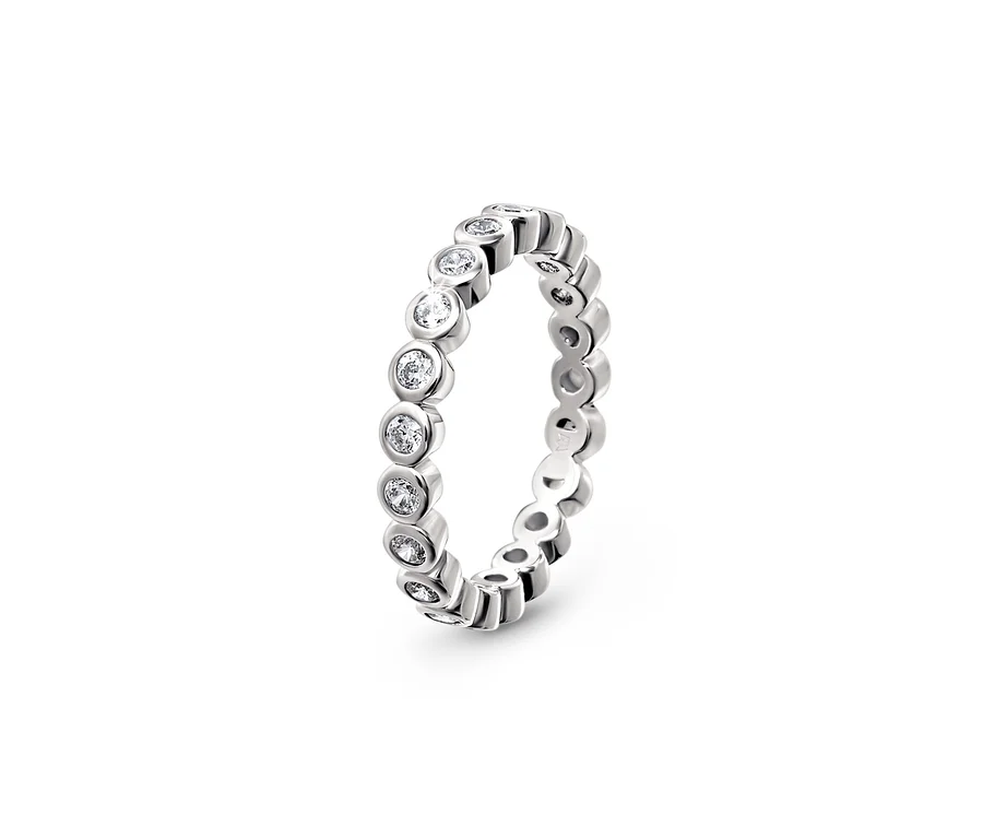 Nahaufnahme eines Memoire-Rings aus 925er Silber mit Zirkonia.