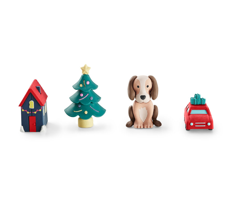 Vier Radiergummis in Form von einem Haus, einem Baum, einem Hund und einem Auto.