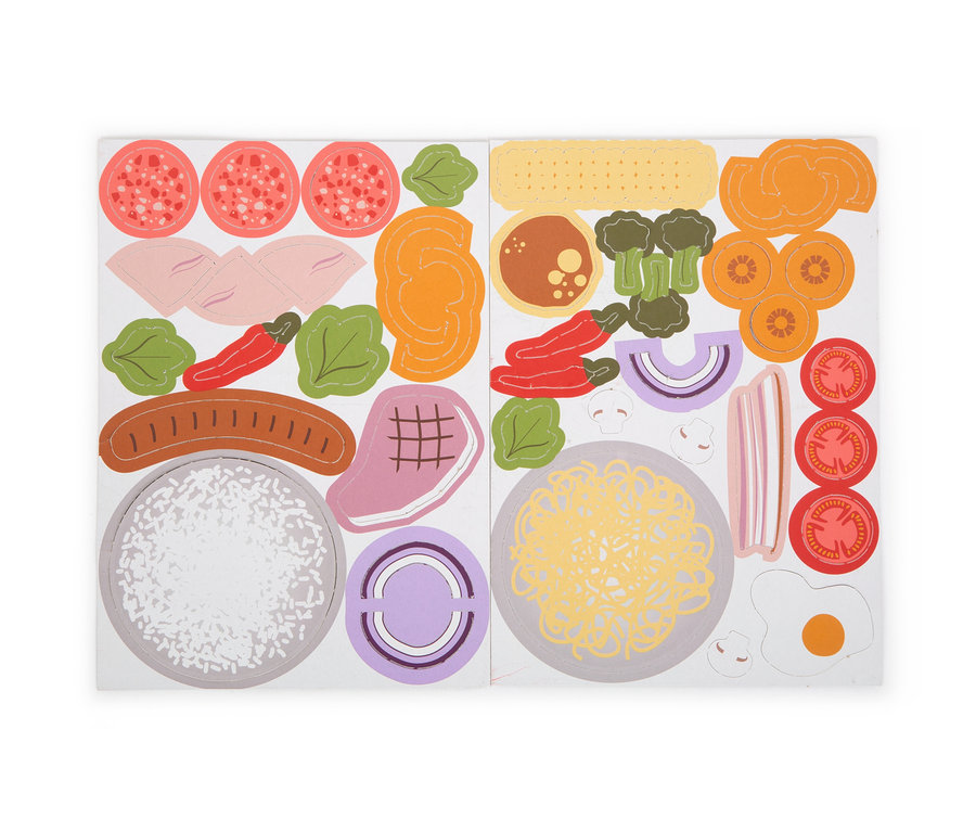 Verschiedene Papier-Lebensmittelausschnitte einschließlich Salami, Schinken, Salat, Pfeffer, Wurst, Reis, Steak, Zwiebel, Cracker, Fleisch, Brokkoli, Karotten, Tomaten, Speck, Eier und Nudeln. small foot Kinderküche Camping »tasty«