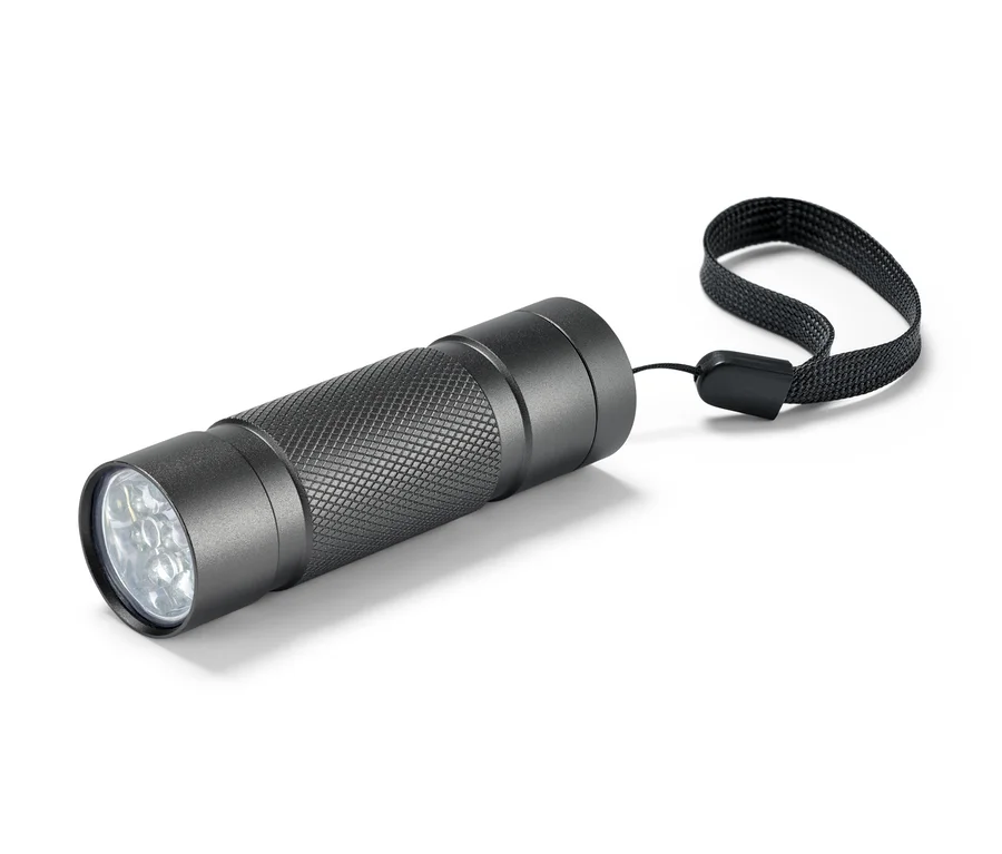 Eine schwarze LED-Taschenlampe mit Handschlaufe liegt auf einem weißen Hintergrund.