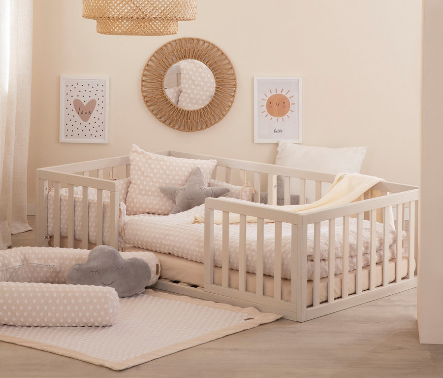 Kinderzimmer mit roba Bodenbett 70 x 140 cm, Dekorationen und Spielzeug.