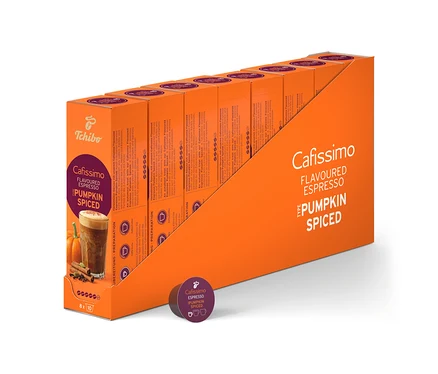 Ein orangefarbener Verkaufsaufsteller enthält acht kleinere orangefarbene Schachteln Cafissimo Flavoured Espresso - Pumpkin Spiced mit insgesamt 80 Kapseln. Eine einzelne violette Kapsel liegt davor.