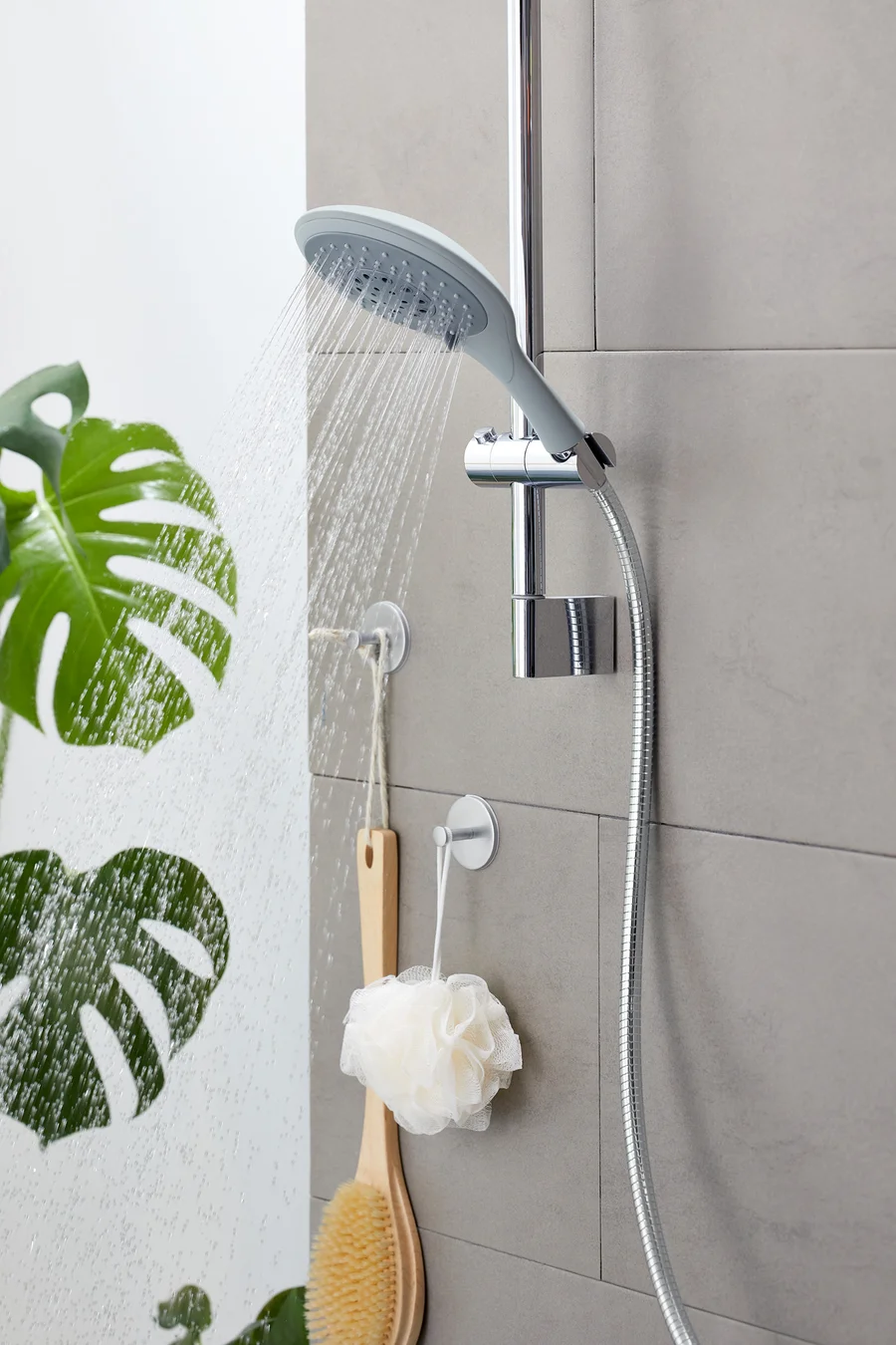 Wasser fließt aus dem Duschkopf »Regendusche«.