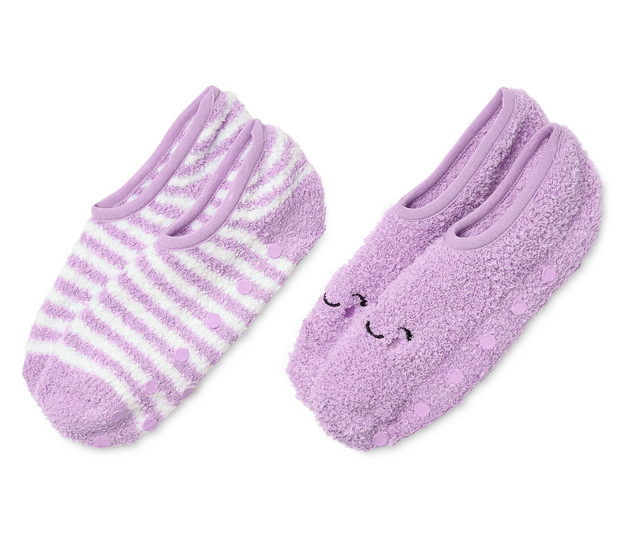 Zwei Paar lila Hausschuhsocken. Ein Paar ist gestreift, das andere hat ein Gesicht.