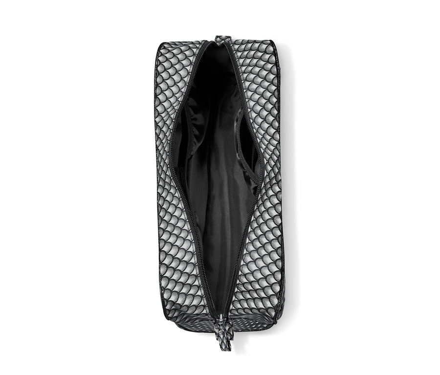 Offenes Kulturtaschen-Set mit schwarz-weißem Schuppenmuster.