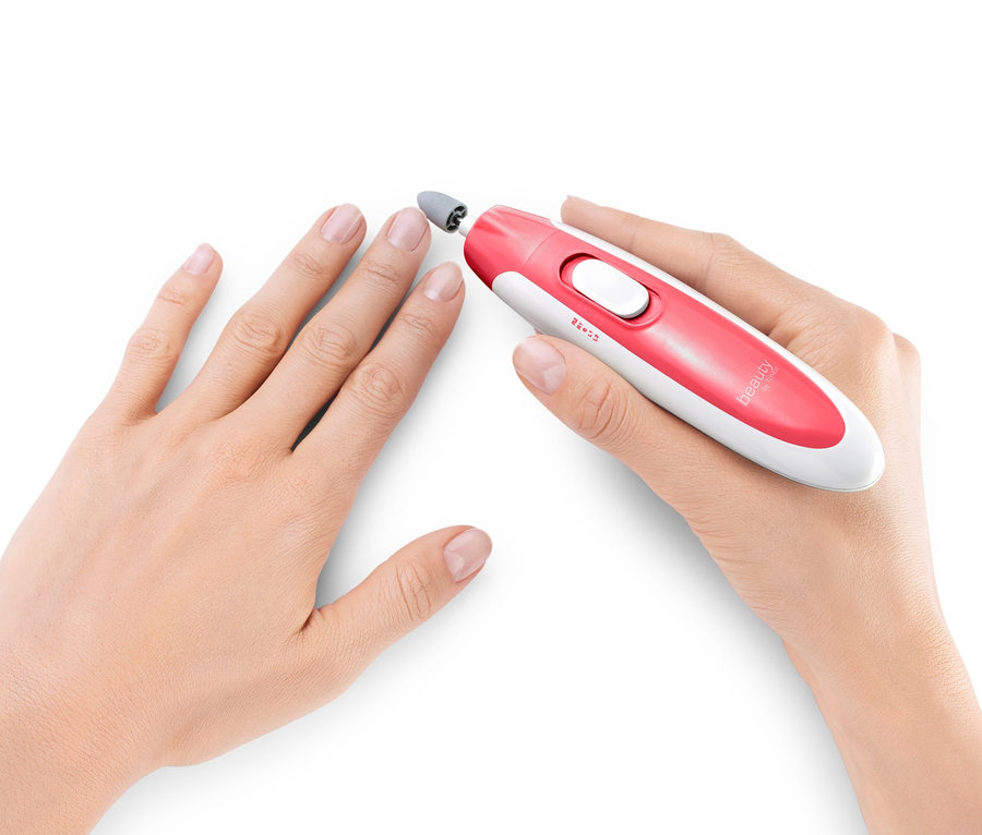 Frau benutzt ein Maniküre- und Pediküre-Gerät auf einem Nagel.