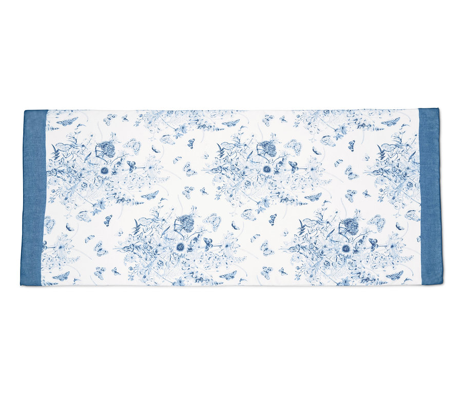 Ein Webschal mit blauem Blumen- und Schmetterlingsmuster.