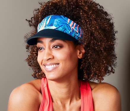 Frau mit Afro trägt 2-in-1-Visor.