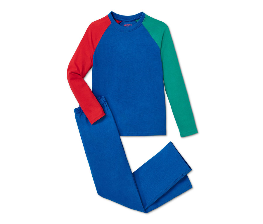 Blauer Pyjama mit roten und grünen Ärmeln.