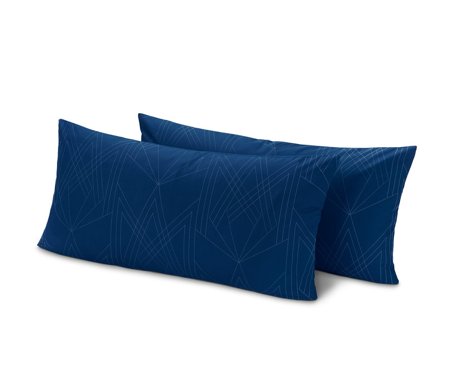 Zwei blaue Renforcé-Kopfkissenbezüge, je ca. 80 x 40 cm, mit geometrischem Muster.