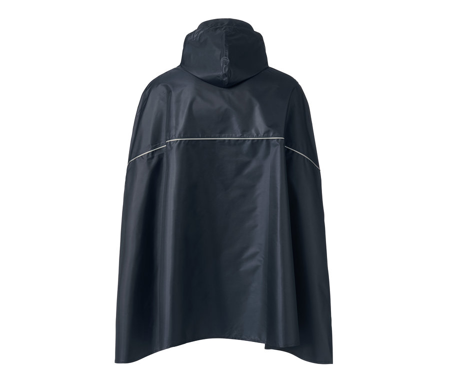 Blauer Regenponcho mit Kapuze.