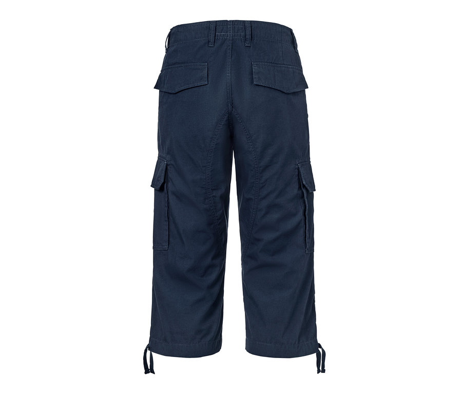 Von hinten sind marineblaue 3/4-Cargo-Bermudas zu sehen.