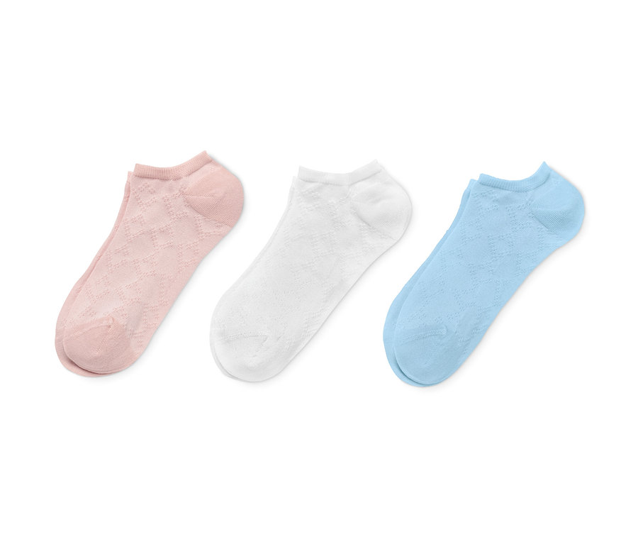 Drei Paar Sneakersocken mit Struktur in Rosa, Weiß und Blau.