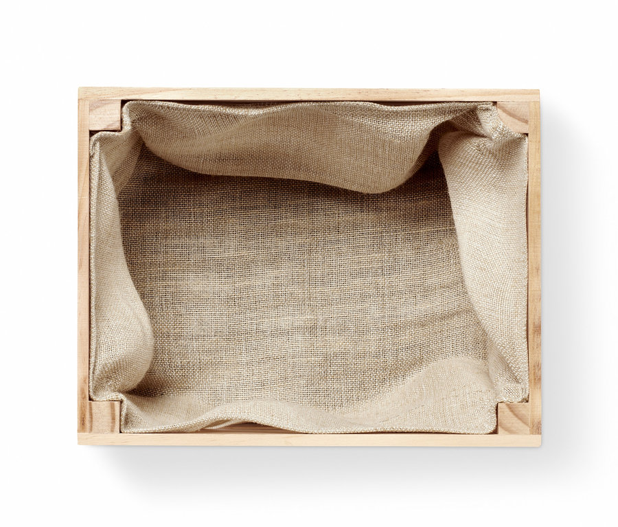 Draufsicht auf einen leeren Pflanzkasten »Weinkiste« mit Juteeinsatz.