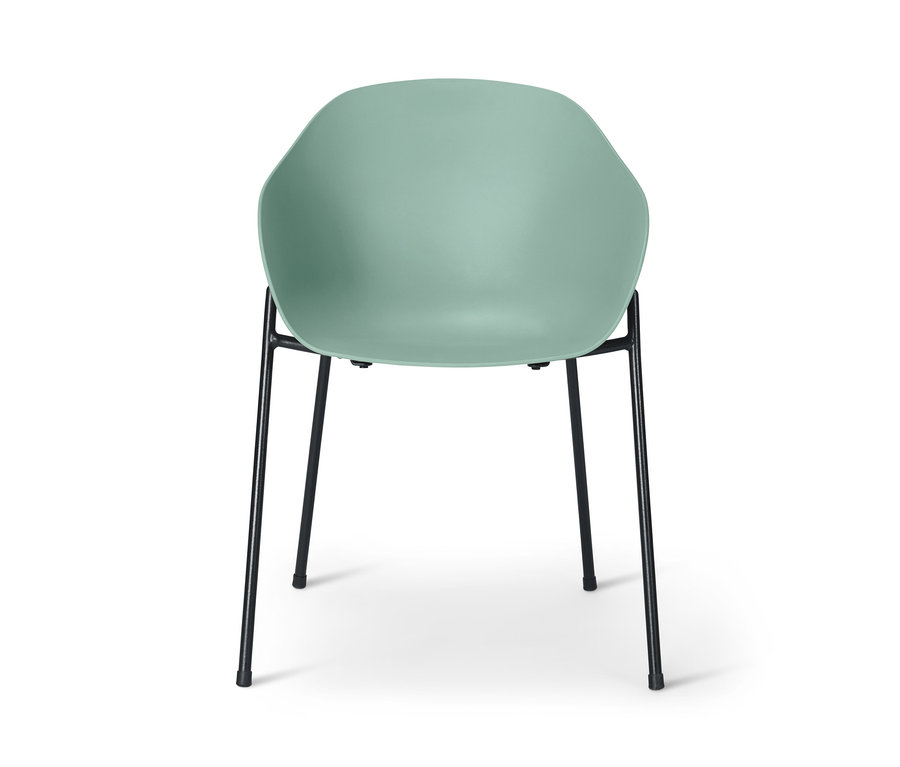 Nahaufnahme eines modernen mintfarbenen Schalenstuhls mit schwarzen Beinen auf weißem Hintergrund.