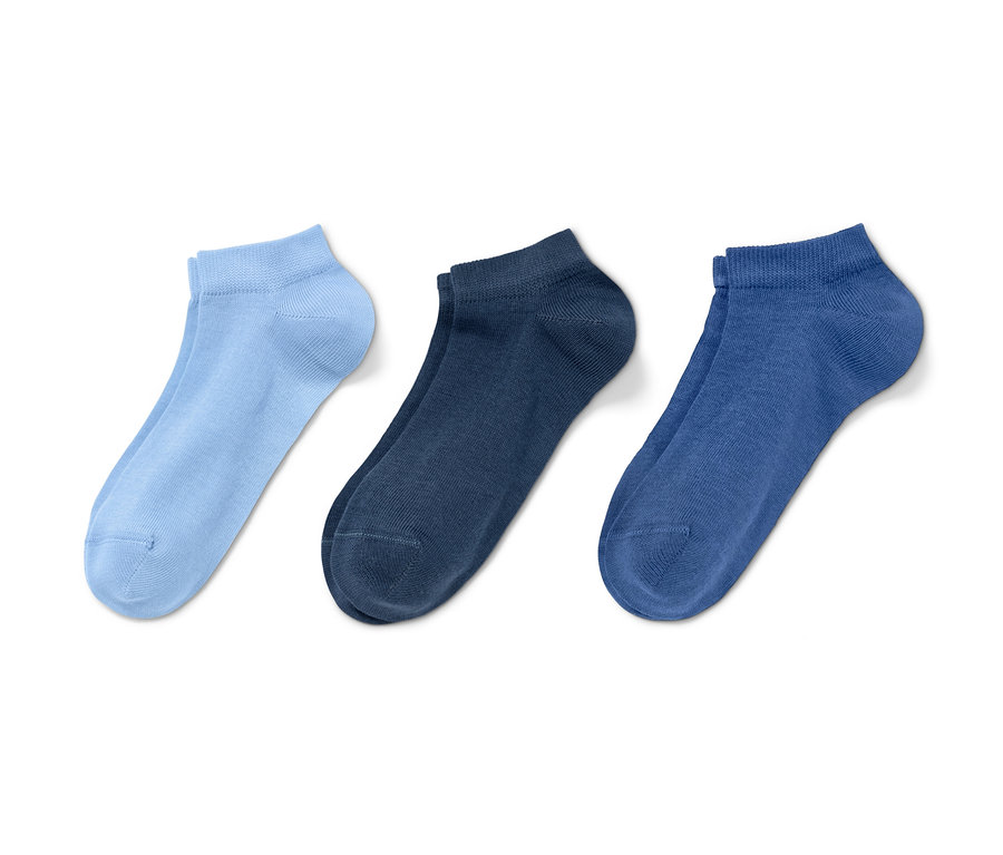 Drei Paar Sneakersocken aus Bio-Baumwolle in Blau-, Dunkelblau- und Hellblau-Tönen.