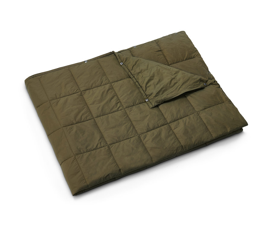 Eine khaki, ultraleichte Reisedecke mit Steppmuster liegt auf einem weißen Untergrund.