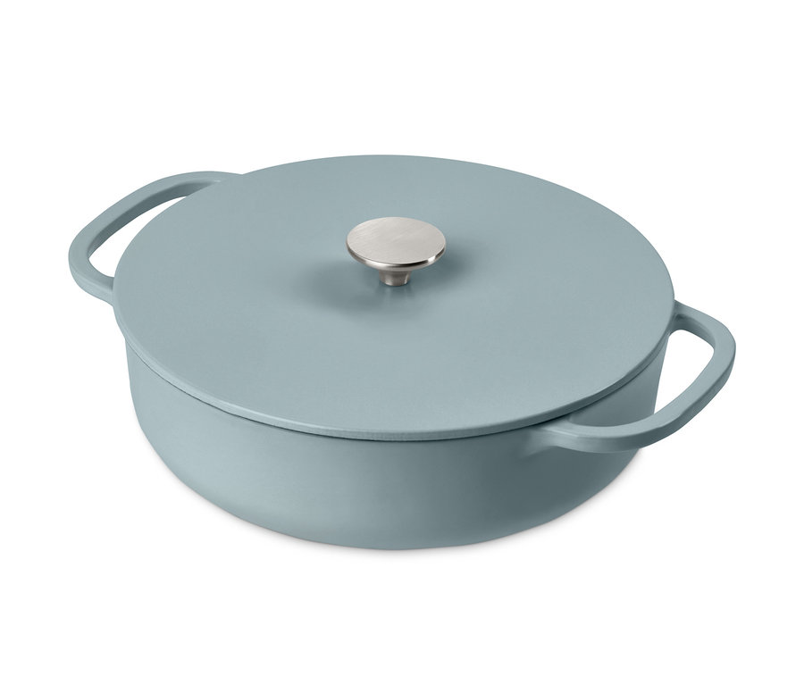 Blaue Gusseisen-Bräter-Pfanne mit Deckel.