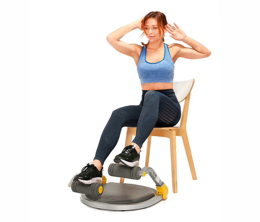 Frau sitzt auf einem Stuhl und benutzt das Body Coach Fitnessgerät »Core Trimmer 28521«.