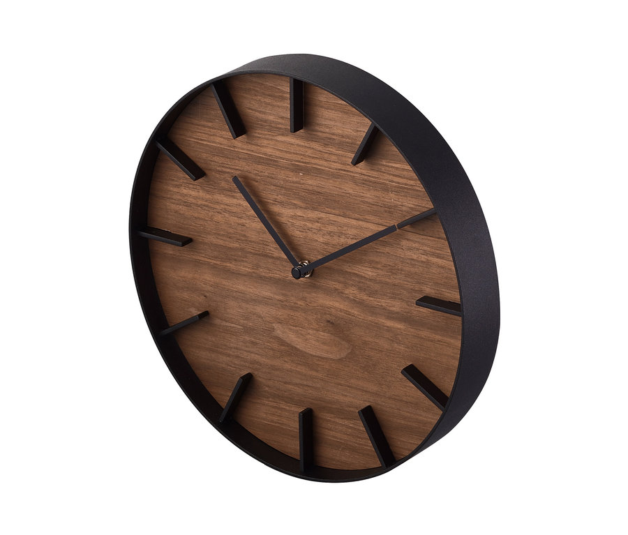 Detailansicht einer schwarzen Yamazaki Wanduhr »RIN« mit braunem Holzgesicht.