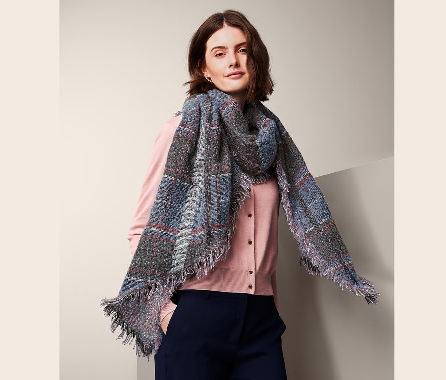 Frau trägt einen XXL-Webschal.