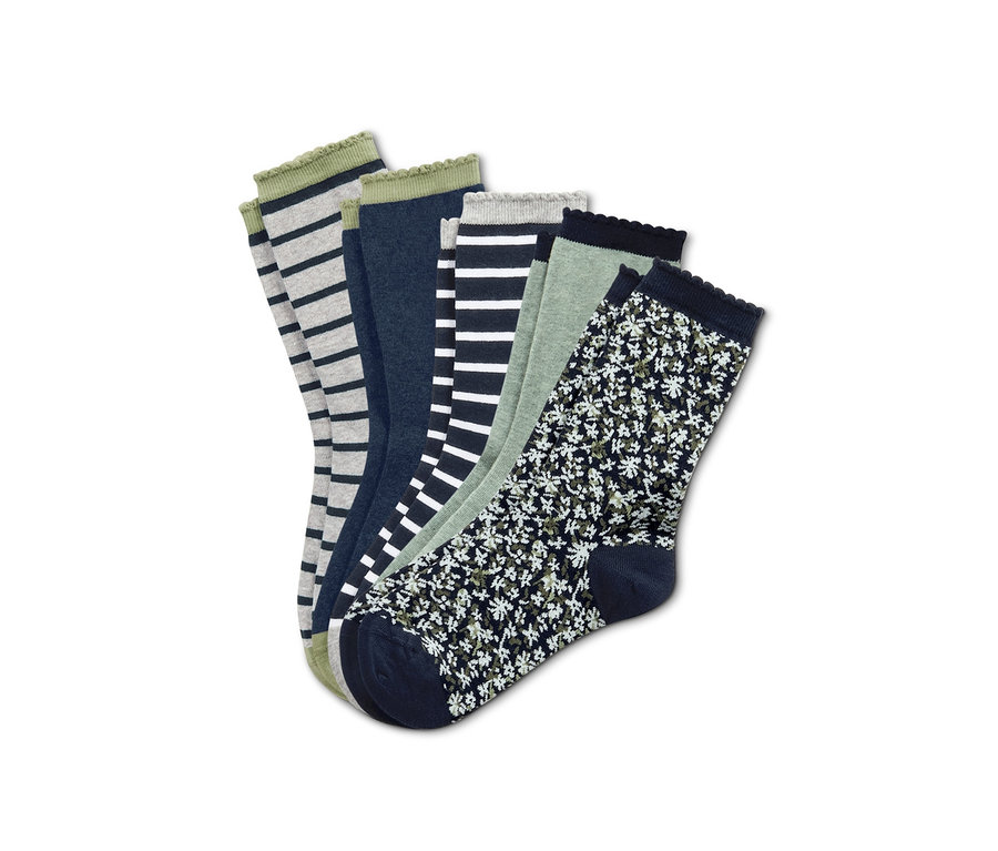 Fünf Paar Socken in verschiedenen Designs: Streifen, Blumen und Uni.
