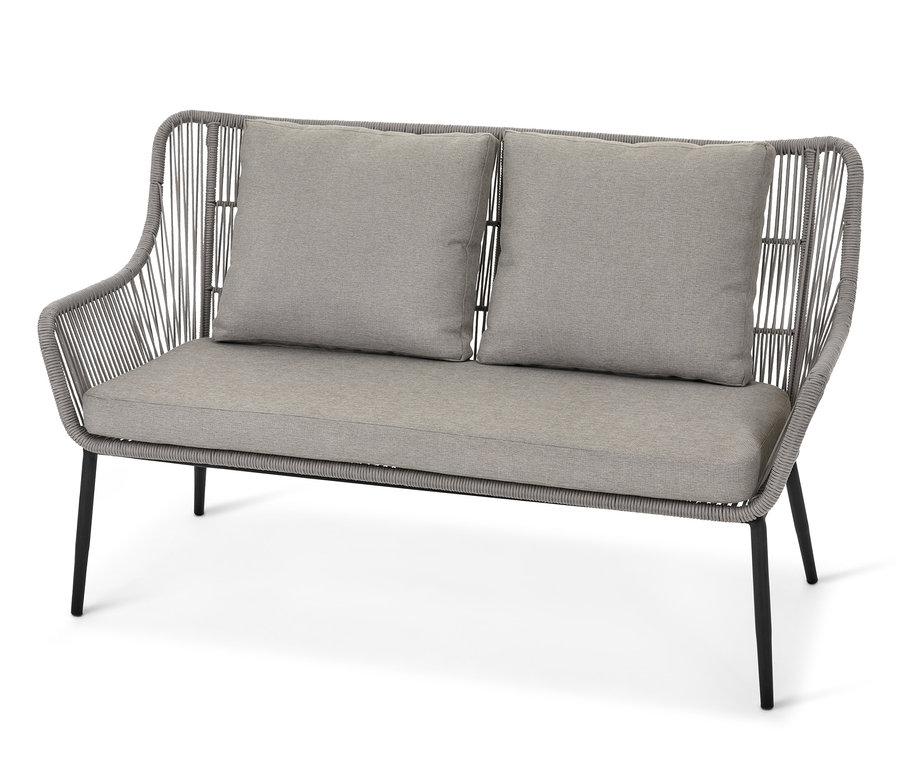 Graues Gartensofa-Set aus Textilgeflecht mit zwei Kissen.