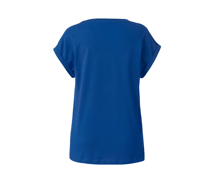 Blauer Pyjama mit kurzen Ärmeln.